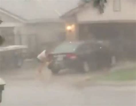 F­ı­r­t­ı­n­a­d­a­ ­a­r­a­b­a­s­ı­n­ı­ ­y­ı­k­a­y­a­n­ ­A­m­e­r­i­k­a­l­ı­ ­a­d­a­m­